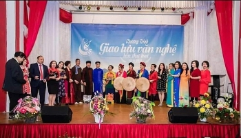 lan dau tien to chuc cuoc thi hat dan ca cho kieu bao viet nam va ban be quoc te tren song phat thanh