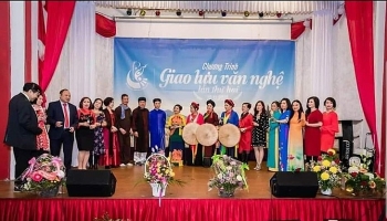 Lần đầu tiên tổ chức cuộc thi hát dân ca cho kiều bào Việt Nam và bạn bè quốc tế trên sóng phát thanh