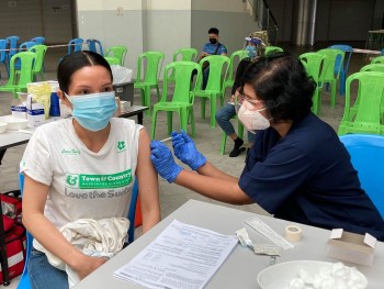 tiem vaccine ngua covid 19 cho 200 nguoi lao dong viet nam tai malaysia