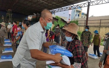 tiep tuc ho tro hon 1000 ba con goc viet tai phnom penh gap kho khan