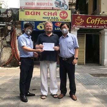 hoi huu nghi viet nga tp ha noi tang qua cho giao vien nguoi nga gap kho khan do dich covid 19