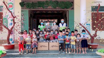 GNI tặng dép và đồ dùng thiết yếu cho trẻ em được bảo trợ các tỉnh phía Bắc