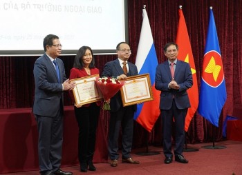 Trao tặng bằng khen của Thủ tướng cho ĐSQ Việt Nam và Chủ tịch Hội người Việt Nam tại Nga