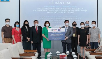 australia ban giao them 300000 lieu vaccine covid 19 va trang thiet bi chong dich cho viet nam