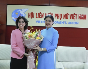 Đại sứ Cuba tại Việt Nam nhận kỷ niệm chương “Vì sự phát triển của phụ nữ Việt Nam”