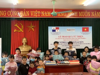 haufo dai su quan panama tai viet nam tang ao am cho cac em nho lang tre em birla ha noi