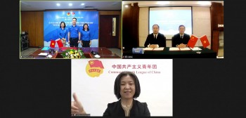 thanh nien trung quoc trao gui 16845 tui an sinh toi viet nam