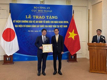 trao tang ky niem chuong bao ve an ninh to quoc cho bi thu thu nhat dai su quan nhat ban tai viet nam