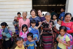 70 hộ dân Sê Kông được nhận quà từ tỉnh Thừa Thiên-Huế