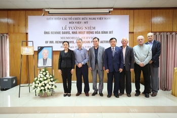 tuong niem tang ki niem chuong cho ong rennie davis nguoi ban thuy chung cua nhan dan viet nam