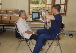 Bác sĩ người Mỹ gốc Việt khám, cấp thuốc miễn phí tại Cao Bằng