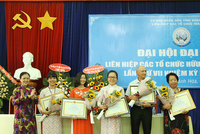 ong le trung hung duoc bau lam chu tich lien hiep cac to chuc huu nghi tinh khanh hoa