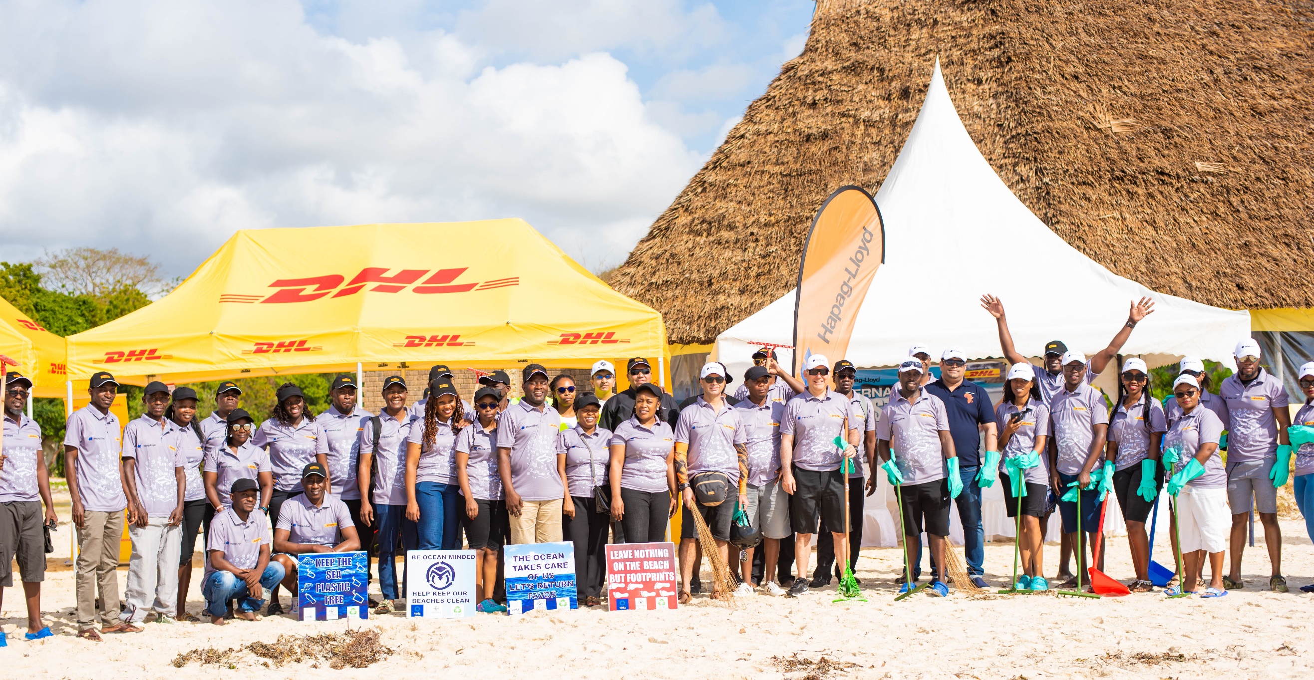 Các nhân viên của DHL Global Forwarding và Hapag-Lloyd thu gom 6.000 kg rác ở bờ biển của 6 quốc gia