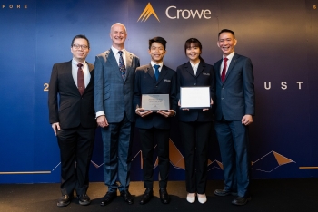 crowe singapore trao hoc bong cho 2 sinh vien xuat sac ve kinh doanh ke toan cua dai hoc bach khoa ngee ann