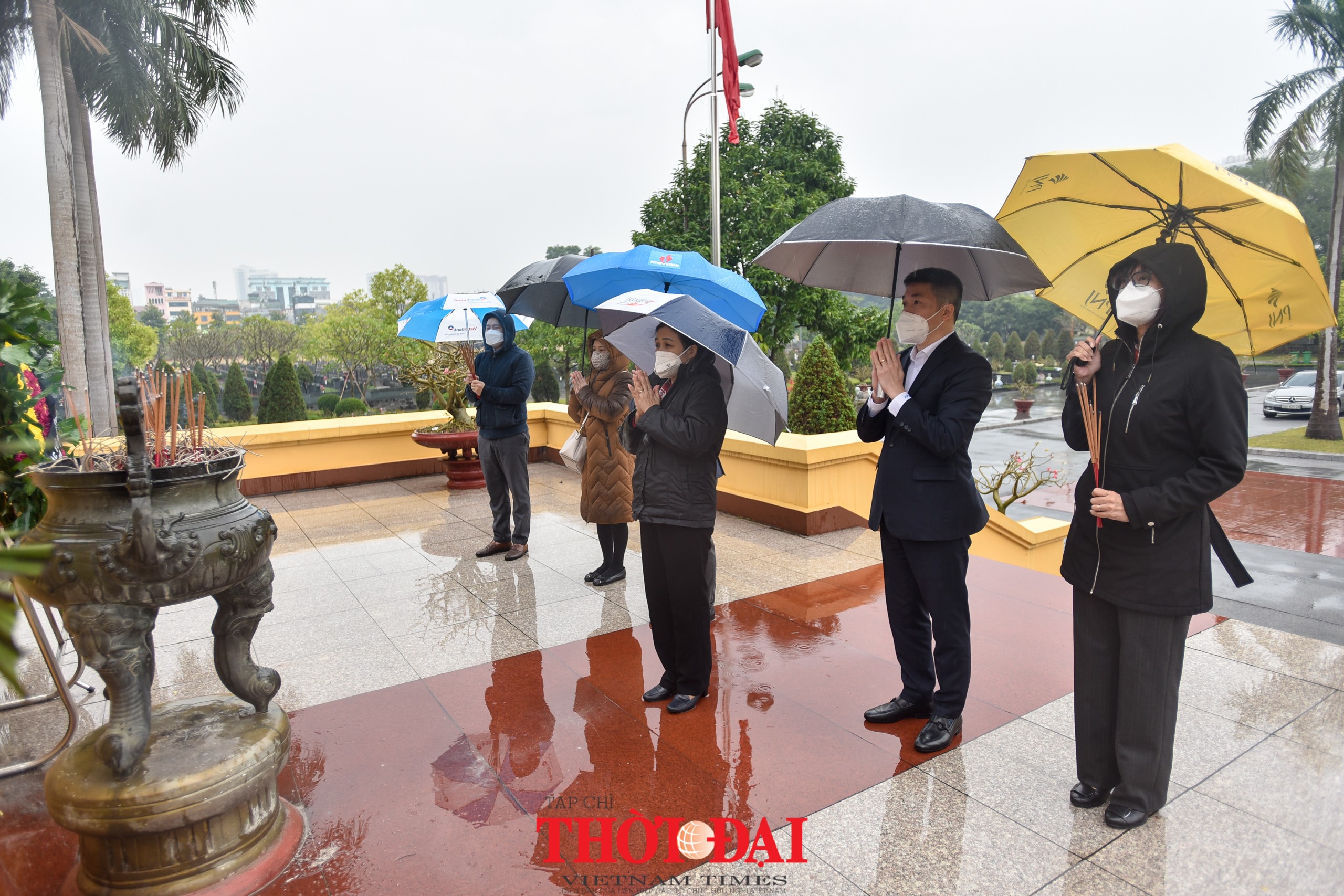 Đoàn đại biểu VUFO dâng hương tưởng niệm các anh hùng, liệt sỹ tại nghĩa trang Mai Dịch