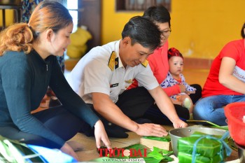 banh chung goi la bang vuong huong vi tet dac biet o truong sa