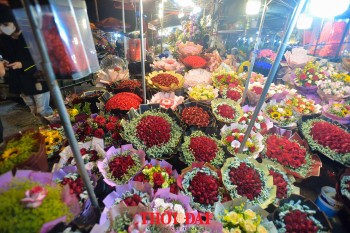Chợ hoa Quảng An nhộn nhịp đêm trước ngày lễ Tình nhân