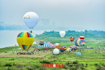 can canh dan khinh khi cau khong lo tren bau troi ha noi