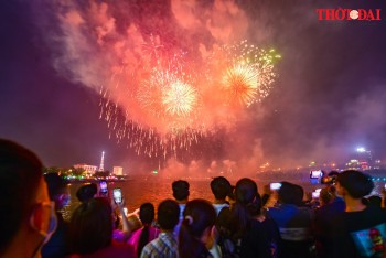 Mãn nhãn ngắm pháo hoa rực rỡ khai hội đền Hùng 2022