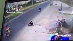 video thanh nien dang di xe may bong hoa tan tat trong phut choc de an xin