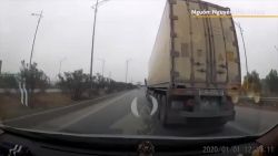 Video: Xe tải ngang nhiên đi ngược chiều trên cao tốc Hà Nội - Bắc Giang