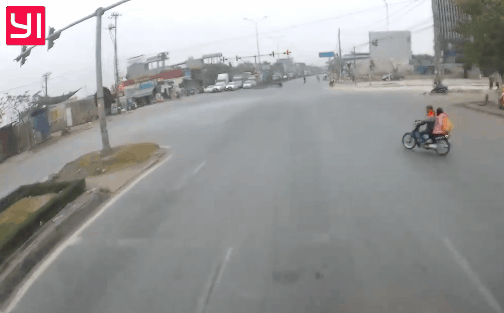 video doi nam nu di xe may khong mu bao hiem tat dau xe bon o hai phong