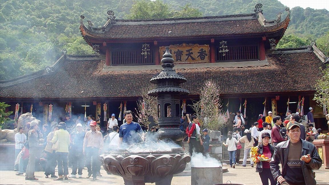 Vãn cảnh chùa Tết: Đầu năm đi chùa Hương cầu gì để không bất kính?