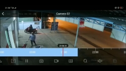 video dang cho con nho hai vo chong van trom xe may