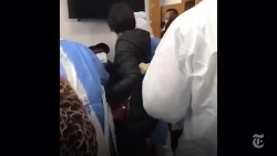 video nguoi dan vu han gao khoc cau xin duoc xet nghiem virus corona