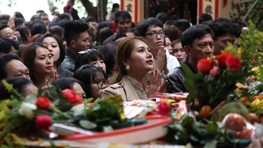 Người dân Hà Nội chen chúc đến nghẹt thở đi lễ đầu năm