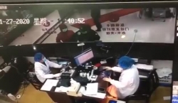 video khong mua duoc thuoc benh nhan vu han bo khau trang roi ho thang vao mat bac si