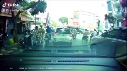 video lao xe may vao duong 1 chieu tron csgt hai thanh nien nhan cai ket dang