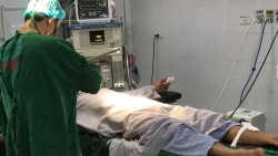 tu be gay cua quy de dat cuc khoai nam thanh nien phai cau cuu bac si