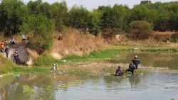 binh duong truot chan roi xuong ho nuoc hai hoc sinh tu vong thuong tam