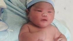 khanh hoa be trai nang 65 kg bu bam chao doi thanh cong