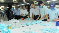 hoc sinh di hoc lai thua thien hue phat mien phi 290000 khau trang vai khang khuan