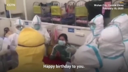 Video: Bác sĩ Vũ Hán gấp hạc giấy, hát chúc mừng sinh nhật bệnh nhân nhiễm Covid-19