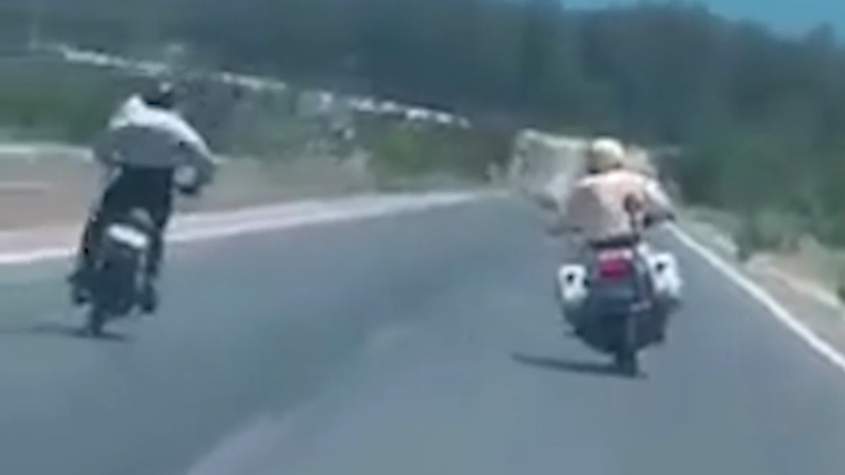 video nam thanh nien di xe may danh vong tren duong cam dao thach thuc csgt