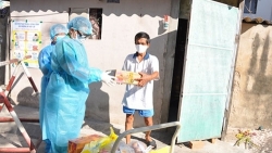 Bình Thuận: Người dân khu cách ly Covid-19 được phát thực phẩm tại nhà