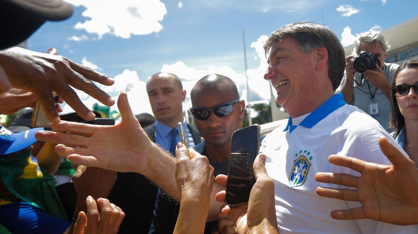 Tổng thống Brazil mừng rỡ bắt tay người dân sau tuyên bố âm tính Covid-19