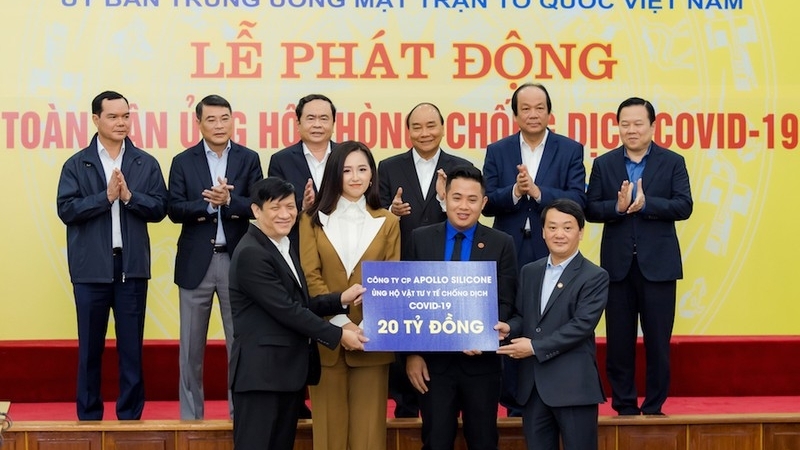 Hoa hậu Mai Phương Thúy đại diện trao 20 tỷ đồng chống Covid-19