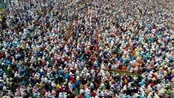 25.000 người Bangladesh tụ tập đọc thơ cầu nguyện không mắc Covid-19