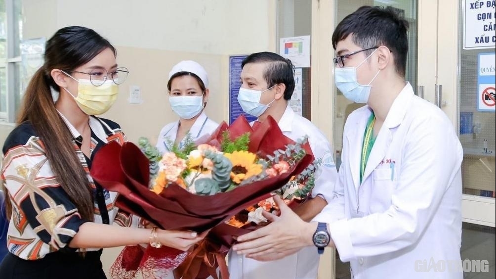 Video: Con gái tỷ phú Johnathan Hạnh Nguyễn bịn rịn chào bác sĩ khi khỏi bệnh Covid-19
