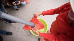 ha noi hon 2200 nguoi ngheo duoc ho tro tu may atm rut gao