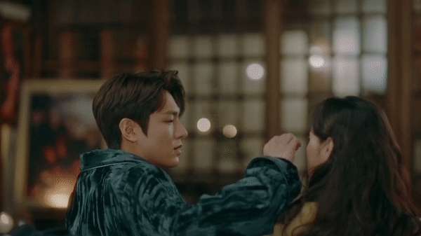 Quân vương bất diệt tập 5: Lee Gon vuốt tóc, xoa má Tae Eul đầy tình cảm
