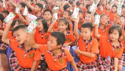 Quỹ sữa vươn cao Việt Nam và Vinamilk trao tặng gần 45.000 ly sữa cho trẻ em Hưng Yên