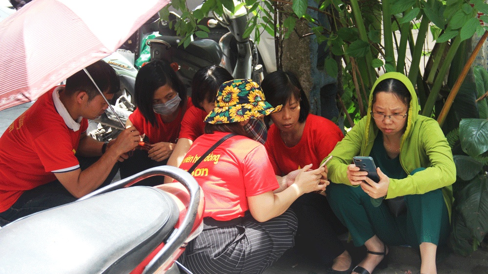 Hà Nội: Hàng trăm giáo viên hợp đồng vạ vật trong nắng nóng chờ phán quyết 'số phận'