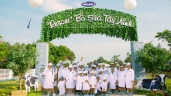 vinamilk to chuc cho con em nhan vien tham resort bo sua
