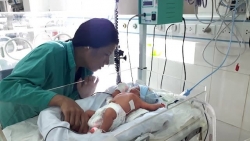 5 thanh niên cứu mẹ con sản phụ đẻ rơi ở Quảng Trị