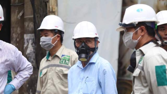 Phó Tổng cục trưởng đeo mặt nạ chống độc kiểm tra vụ cháy nhà máy Rạng Đông